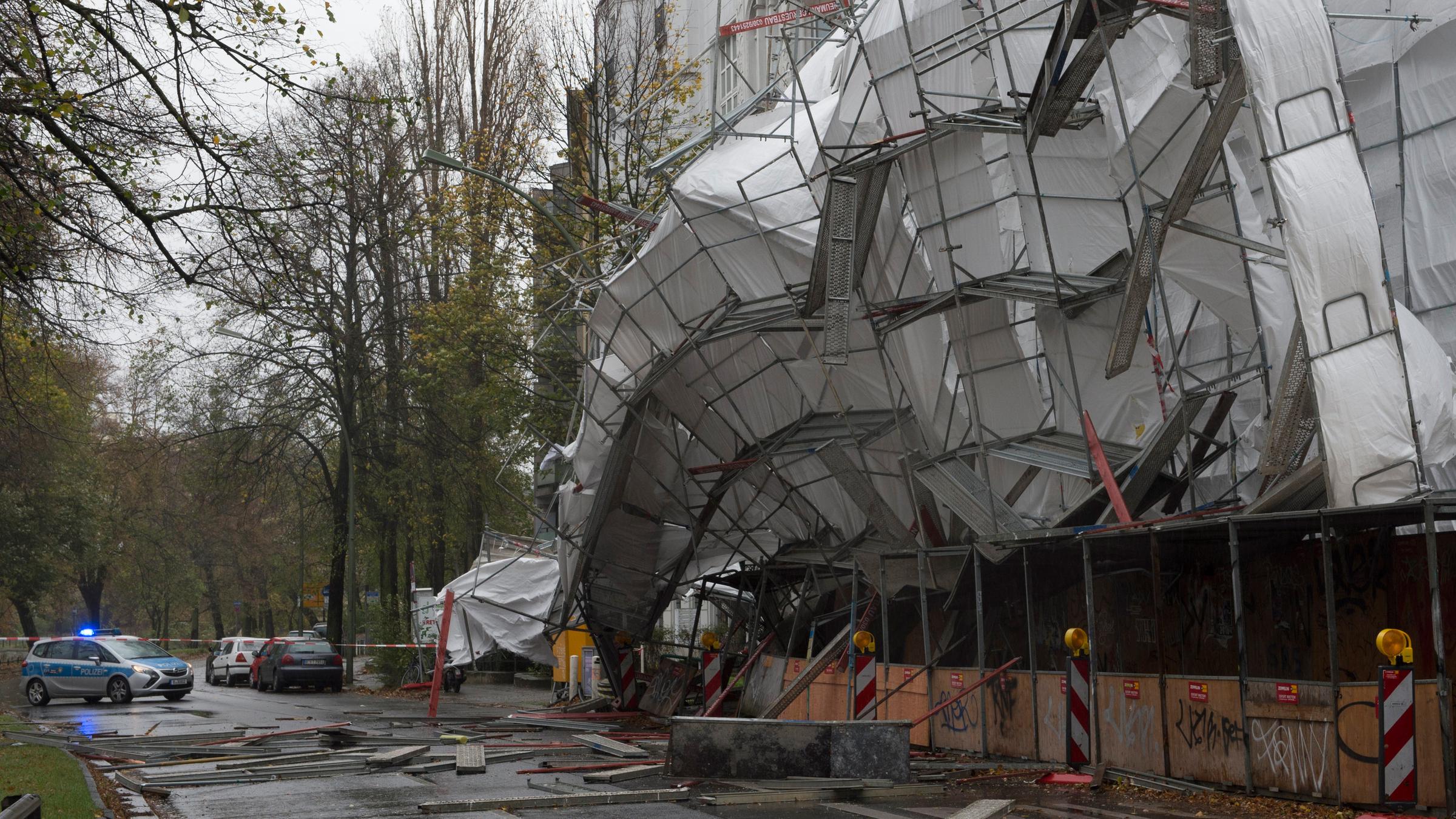 Ein durch das Sturmtief "Herwart" eingestürzte Baugerüst liegt am Schöneberger Ufer in Berlin auf der Straße.