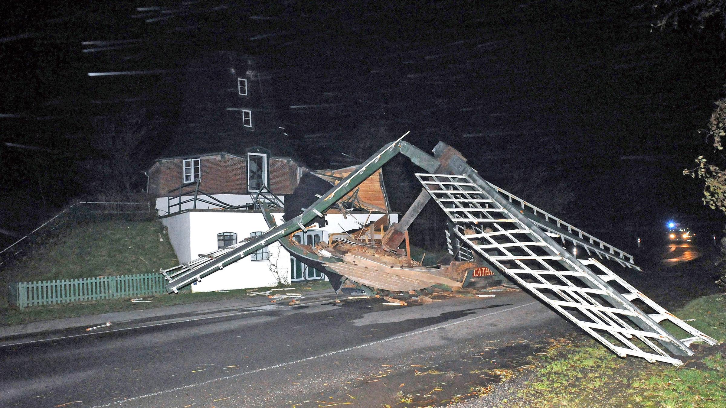 Der Mühlenkopf einer historischen Windmühle im nordfriesischen Oldenswort wurde zerstört.