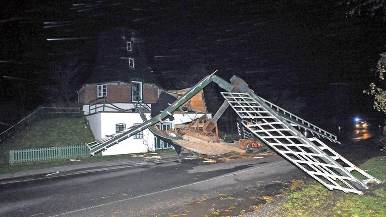 Der Mühlenkopf einer historischen Windmühle im nordfriesischen Oldenswort wurde zerstört.
