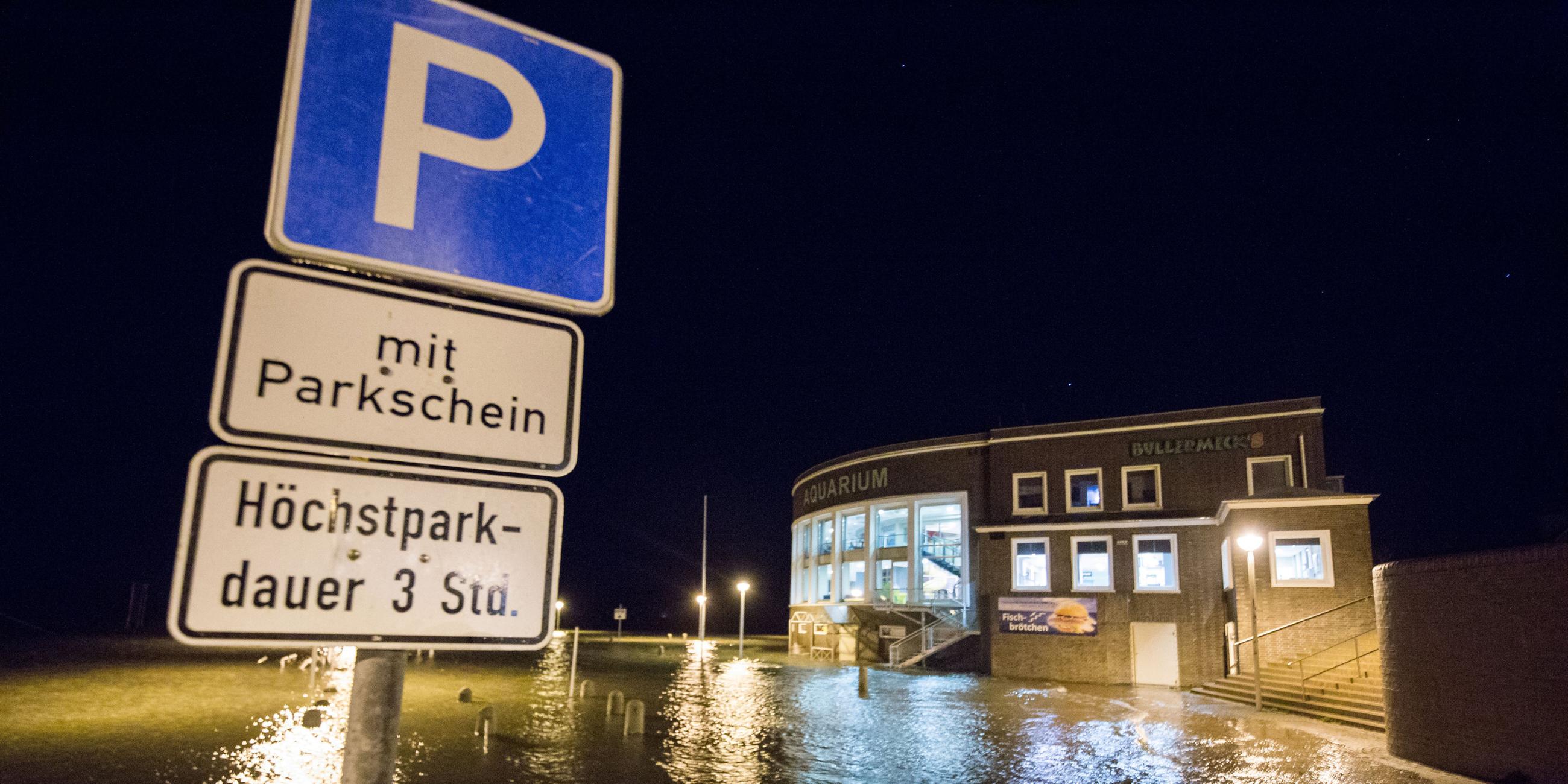 Der Parkplatz des Aquariums in Wilhelmshaven steht unter Wasser.