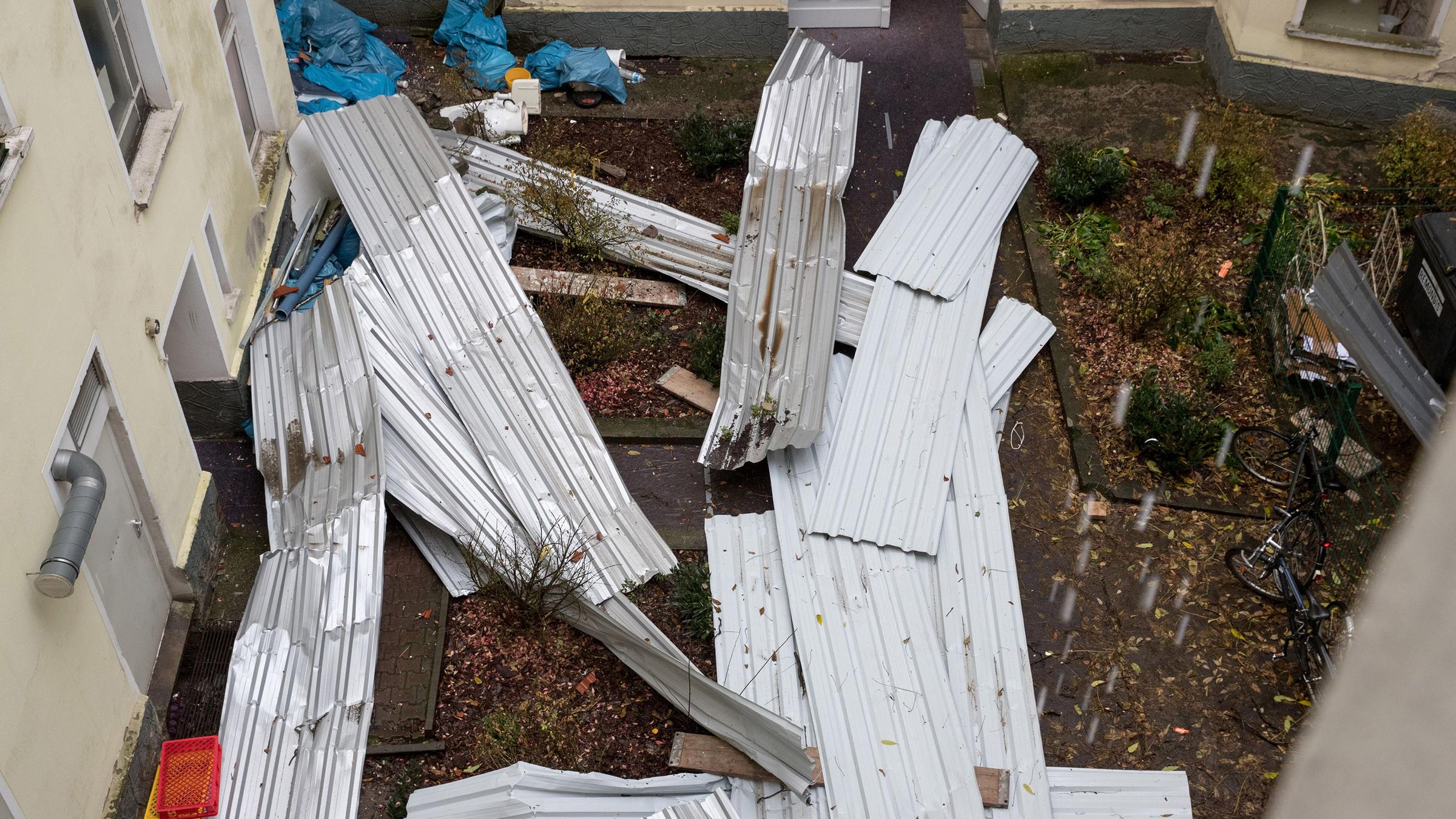 Teile einer Blechverkleidung liegen in einem Hinterhof in Berlin.