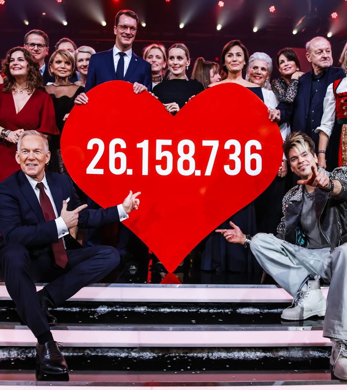 Prominente präsentieren den endgültigen Spendenbetrag während der Spendengala "Ein Herz für Kinder"