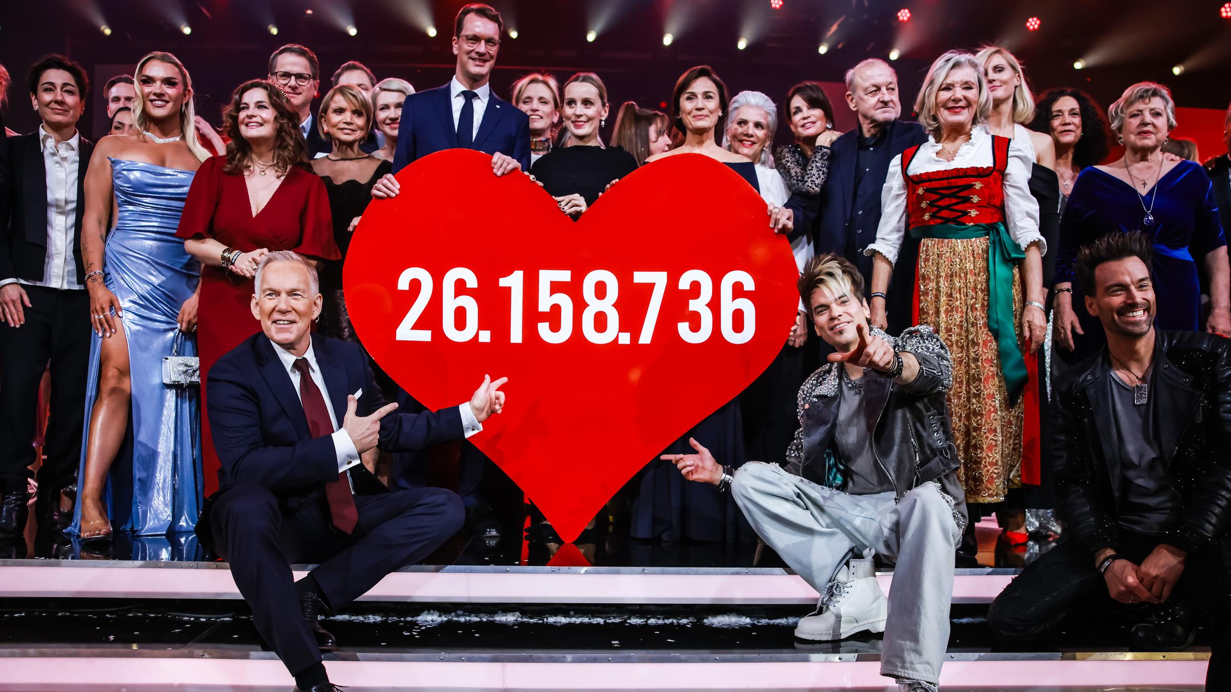 Prominente präsentieren den endgültigen Spendenbetrag während der Spendengala "Ein Herz für Kinder"
