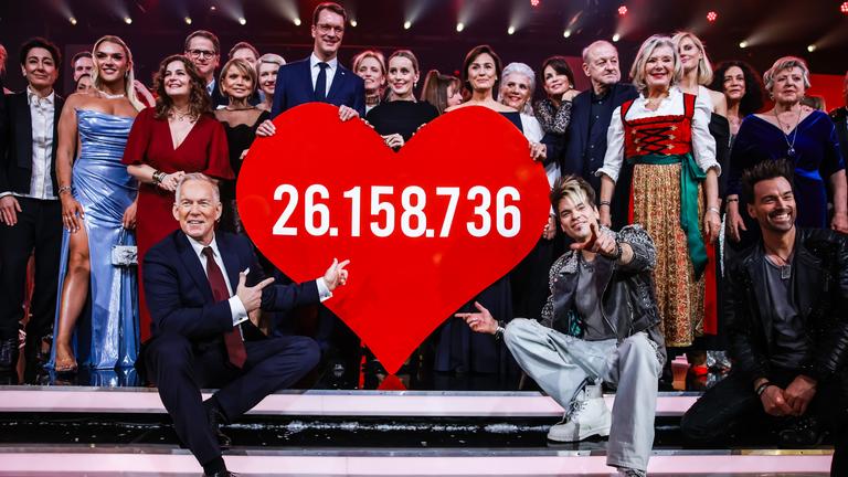 Prominente präsentieren den endgültigen Spendenbetrag während der Spendengala "Ein Herz für Kinder"