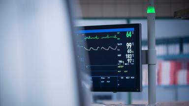 Blick auf einen Monitor im Krankenhaus (Symbolbild)