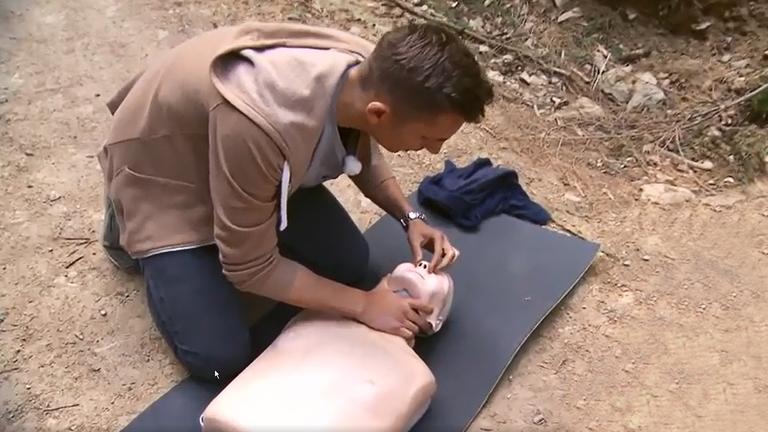 Eric macht an einer Übungspuppe Herz-Lungen-Wiederbelebung