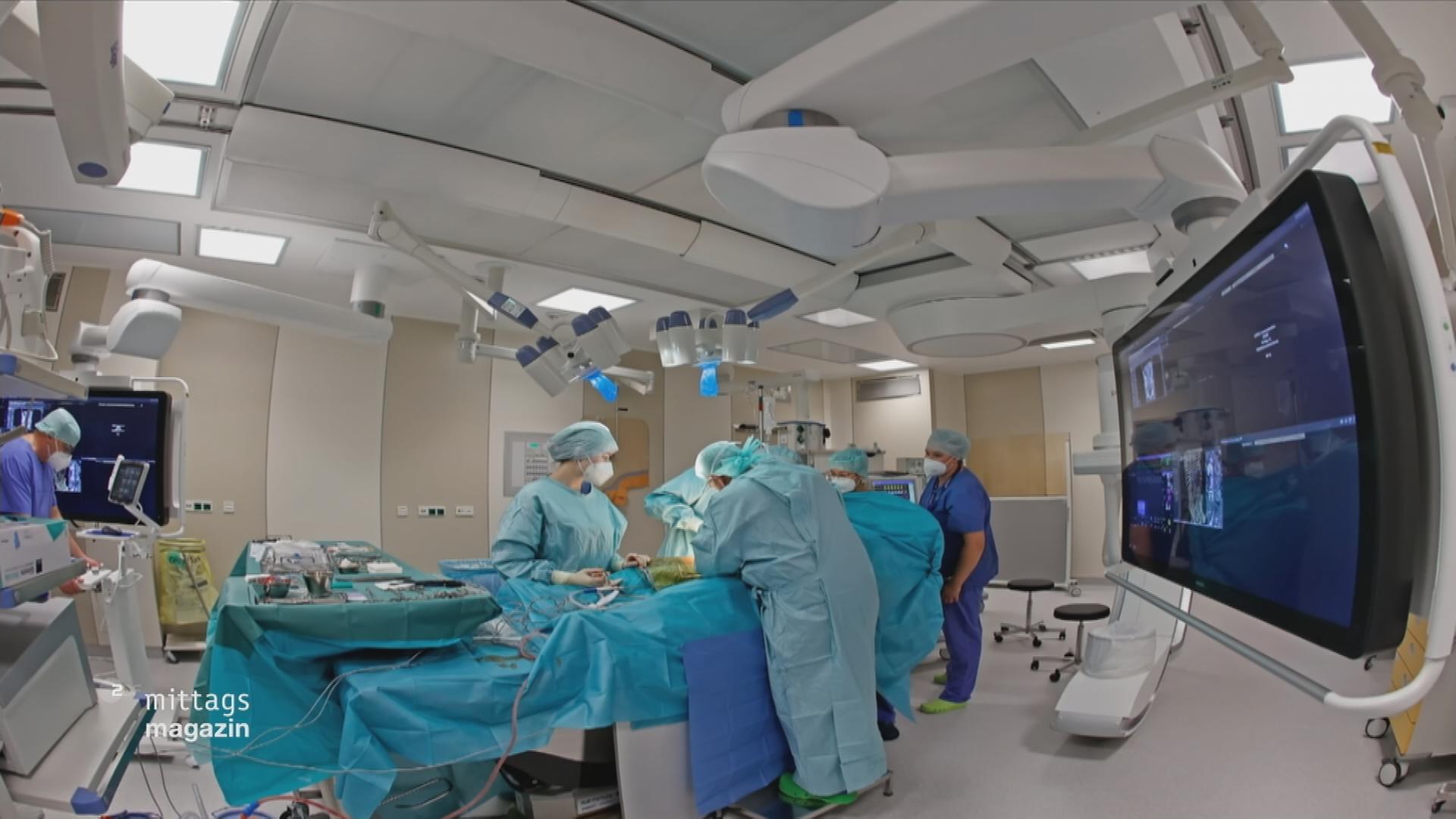 Ärzteteam operiert in einem Krankenhaus