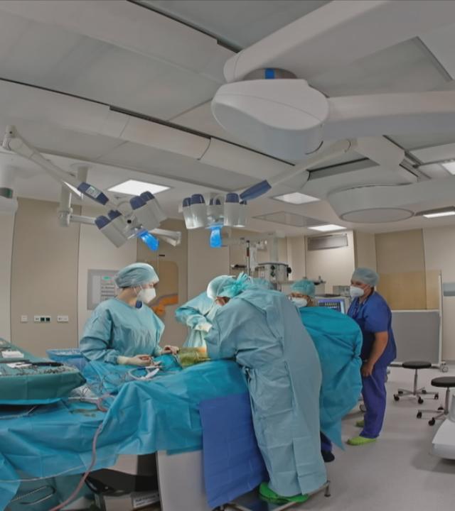 Ärzteteam operiert in einem Krankenhaus