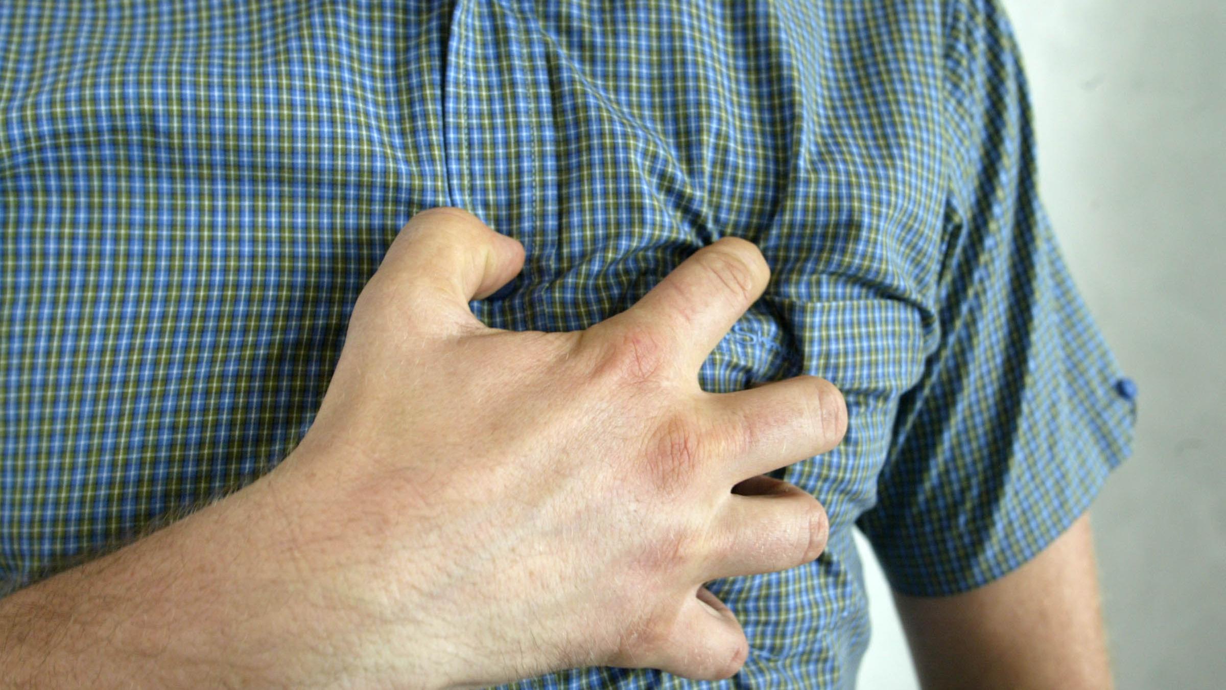 mann greift sich an die brust
