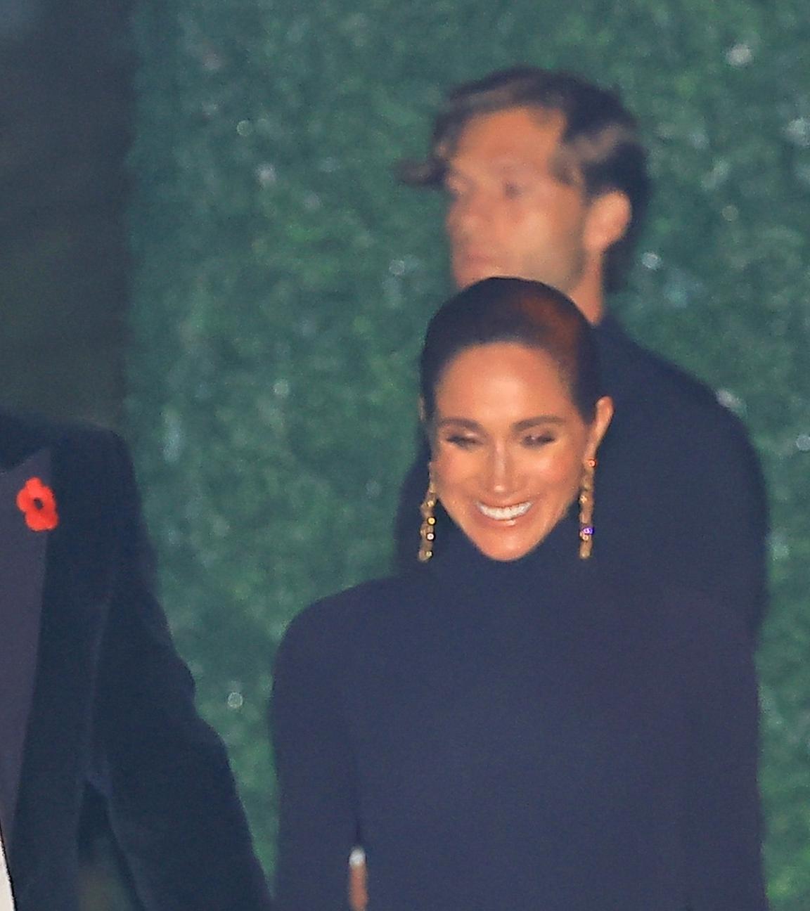 Herzogin Meghan wehrt sich gegen Vorwürfe, sie habe ein Designerkleid nach einem Fotoshooting mitgehen lassen. Ein Sprecher nennt die Vorwürfe unwahr und "verleumderisch". (26.11.2026)