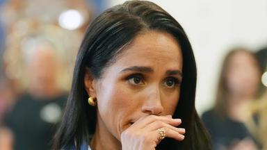 Meghan Markle, die Herzogin von Sussex, trifft freiwillige Ersthelfer des Bondi Surf Bathers' Life Saving Club während eines Besuchs am Bondi Beach.