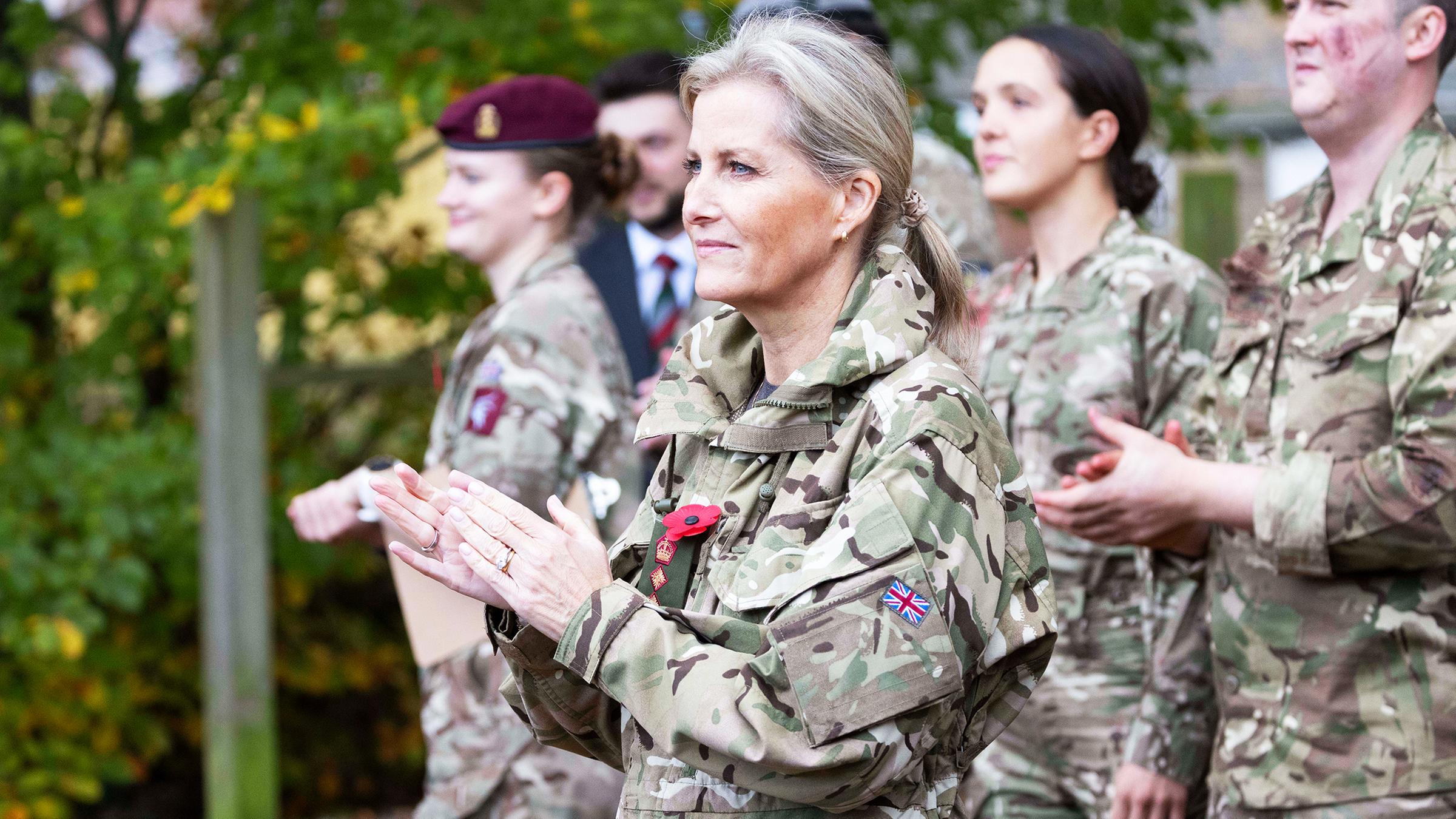 Die Herzogin von Edinburgh feuert  Soldaten der Militärakademie in Sandhurst im Kampfanzug an.