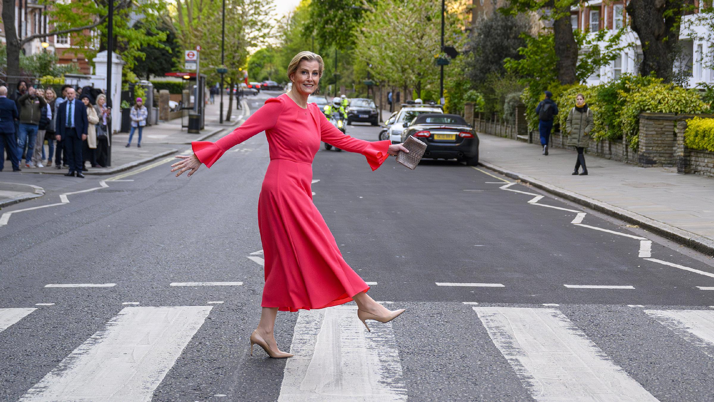 Die 59-Jährige ließ sich auf dem Zebrastreifen der Abbey Road fotografieren, wie tausende Touristen. Die Beatles hatten 1969 dort ihr legendäres Cover zu “Abbey Road“ aufgenommen. (25.04.2024)