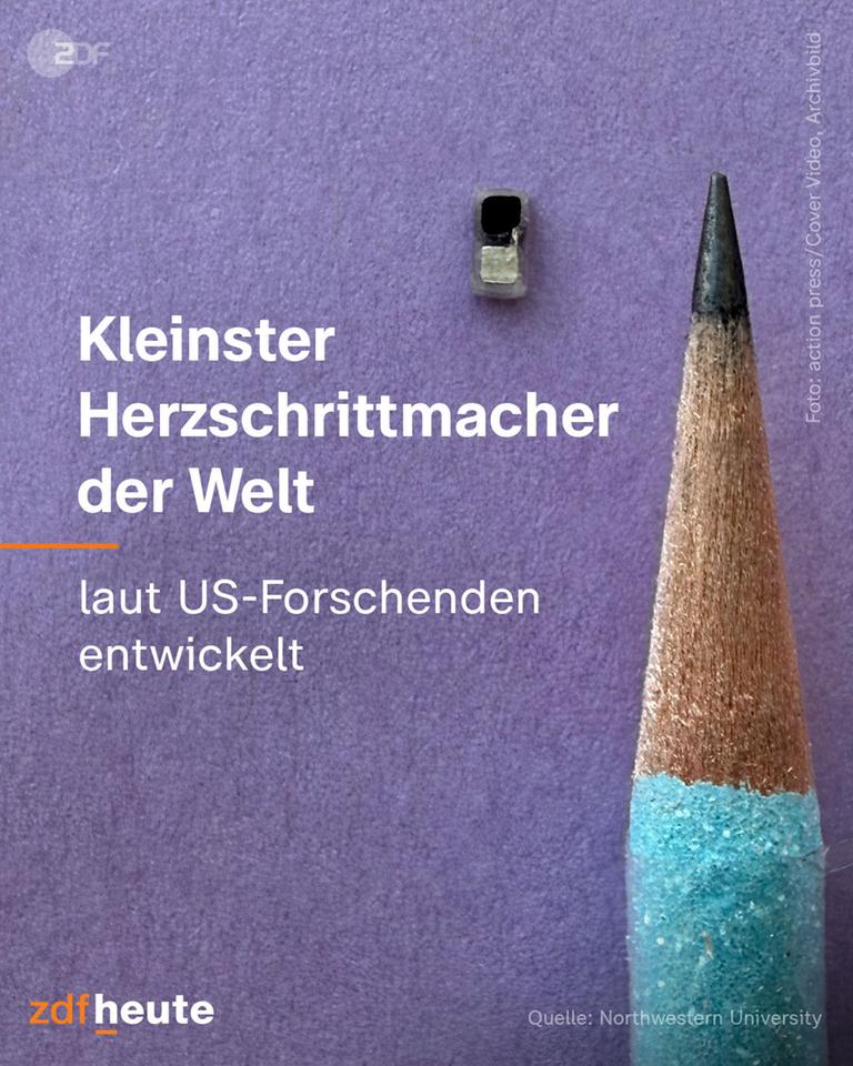 Auf dem Bild ist ein extrem kleiner Herzschrittmacher zu sehen, der laut Text der „kleinste Herzschrittmacher der Welt“ ist. Das Gerät liegt auf einer violetten Oberfläche und wird im Größenvergleich mit einer angespitzten Bleistiftspitze dargestellt – und ist dabei deutlich kleiner als diese. Der Text auf dem Bild lautet: