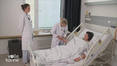 Frau liegt im Krankenhausbett im Frauenherzzentrum Frankfurt und zwei Ärztinnen stehen neben dem Bett.