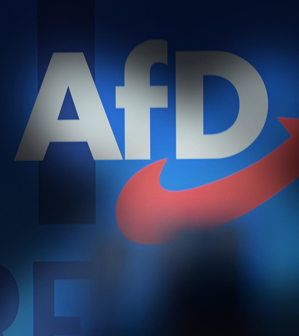 Schatten vor Logo der AfD.