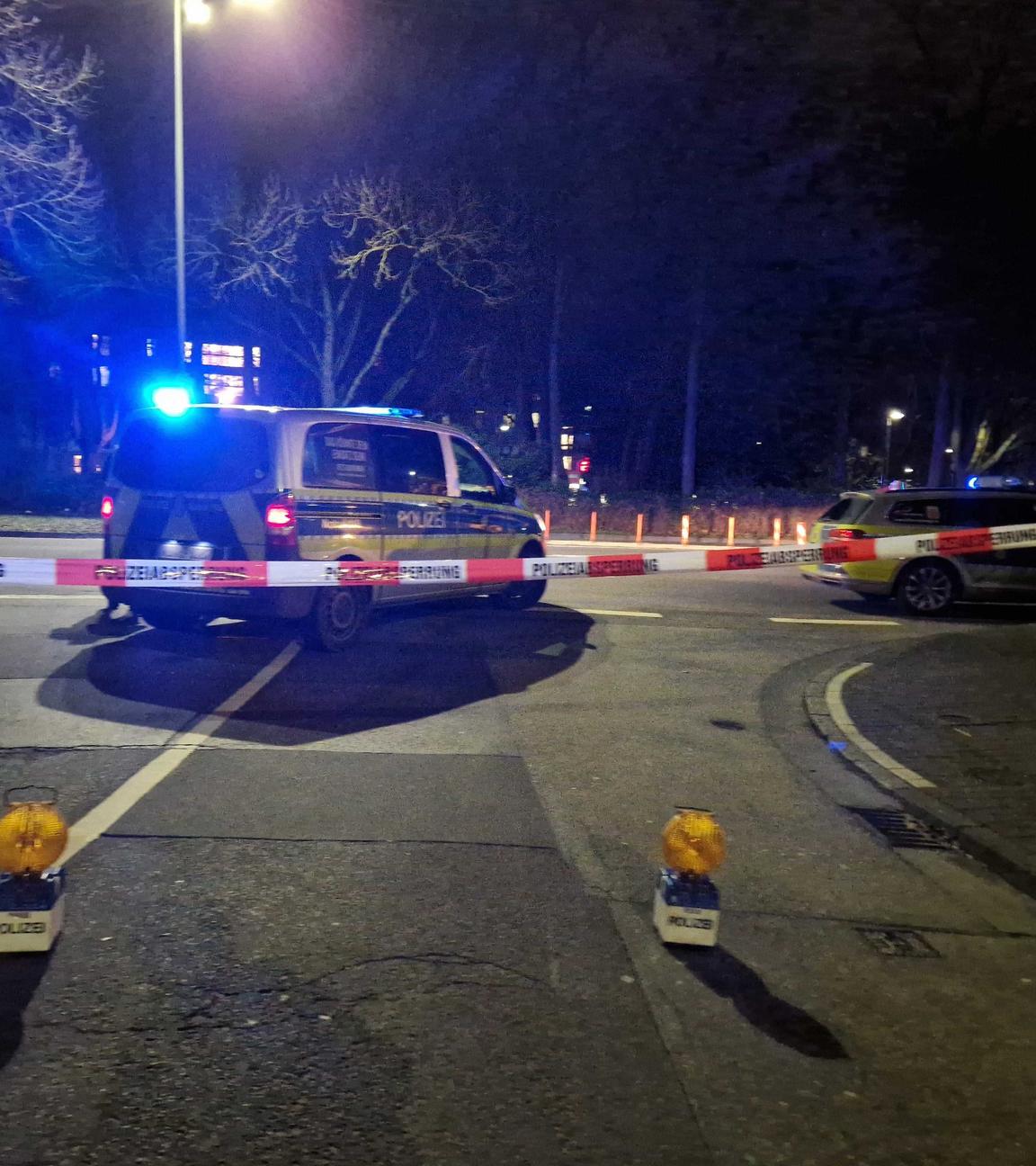 Hessen, Gießen: Einsatzkräfte der Polizei haben eine Straße in Gießen gesperrt.