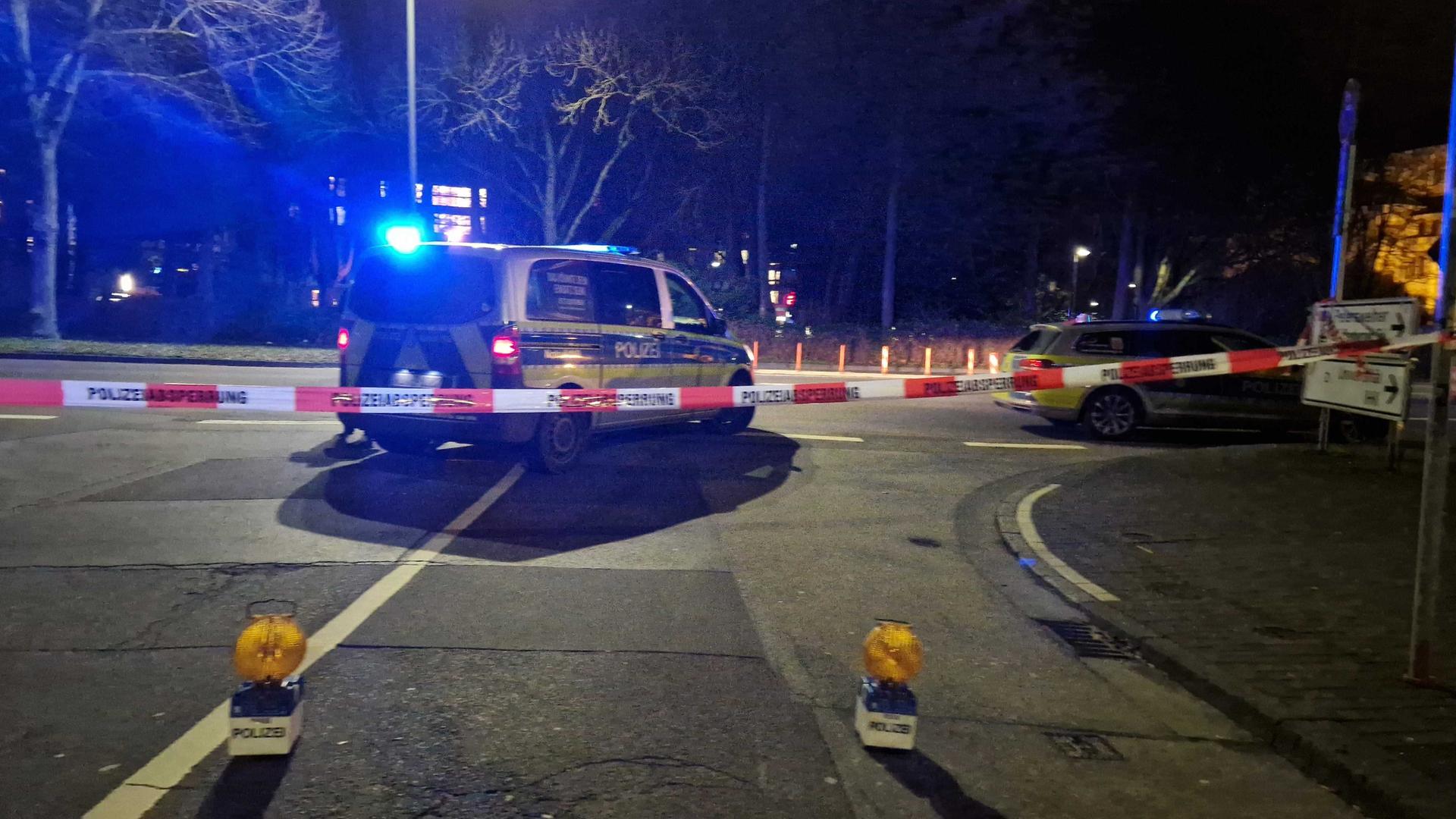 Hessen, Gießen: Einsatzkräfte der Polizei haben eine Straße in Gießen gesperrt.
