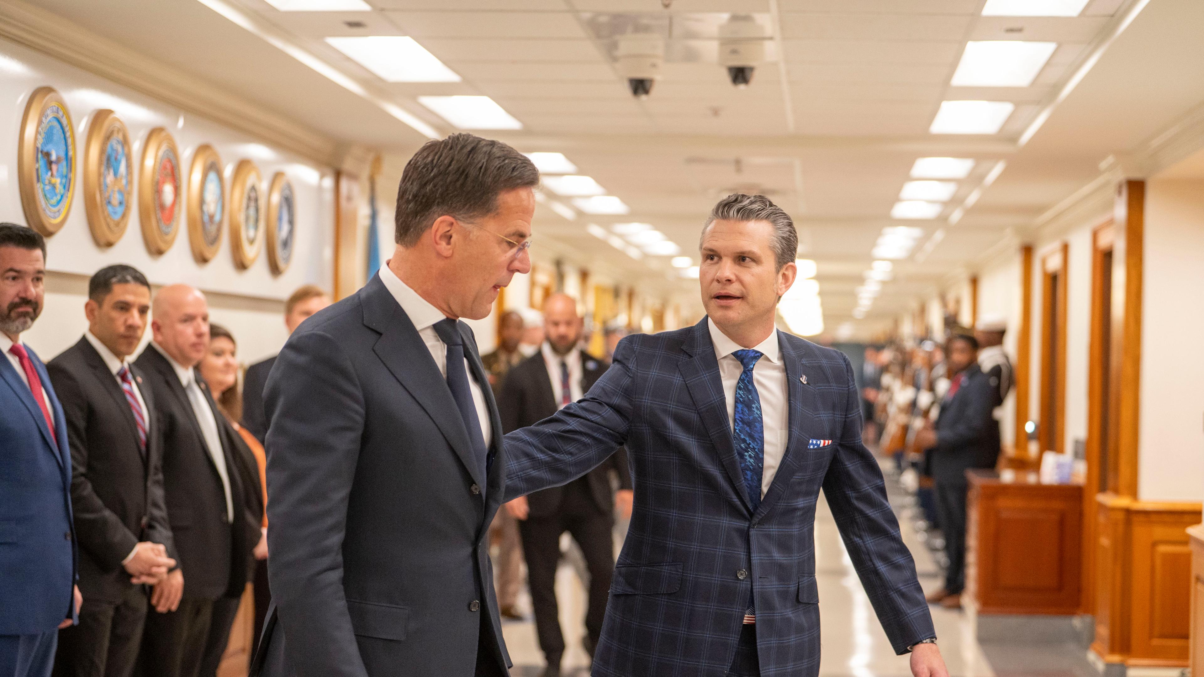 USA, Washington: US-Verteidigungsminister Pete Hegseth (r) geht zu einem Treffen mit Nato-Generalsekretär Mark Rutte bei dessen Besuch im Pentagon. 