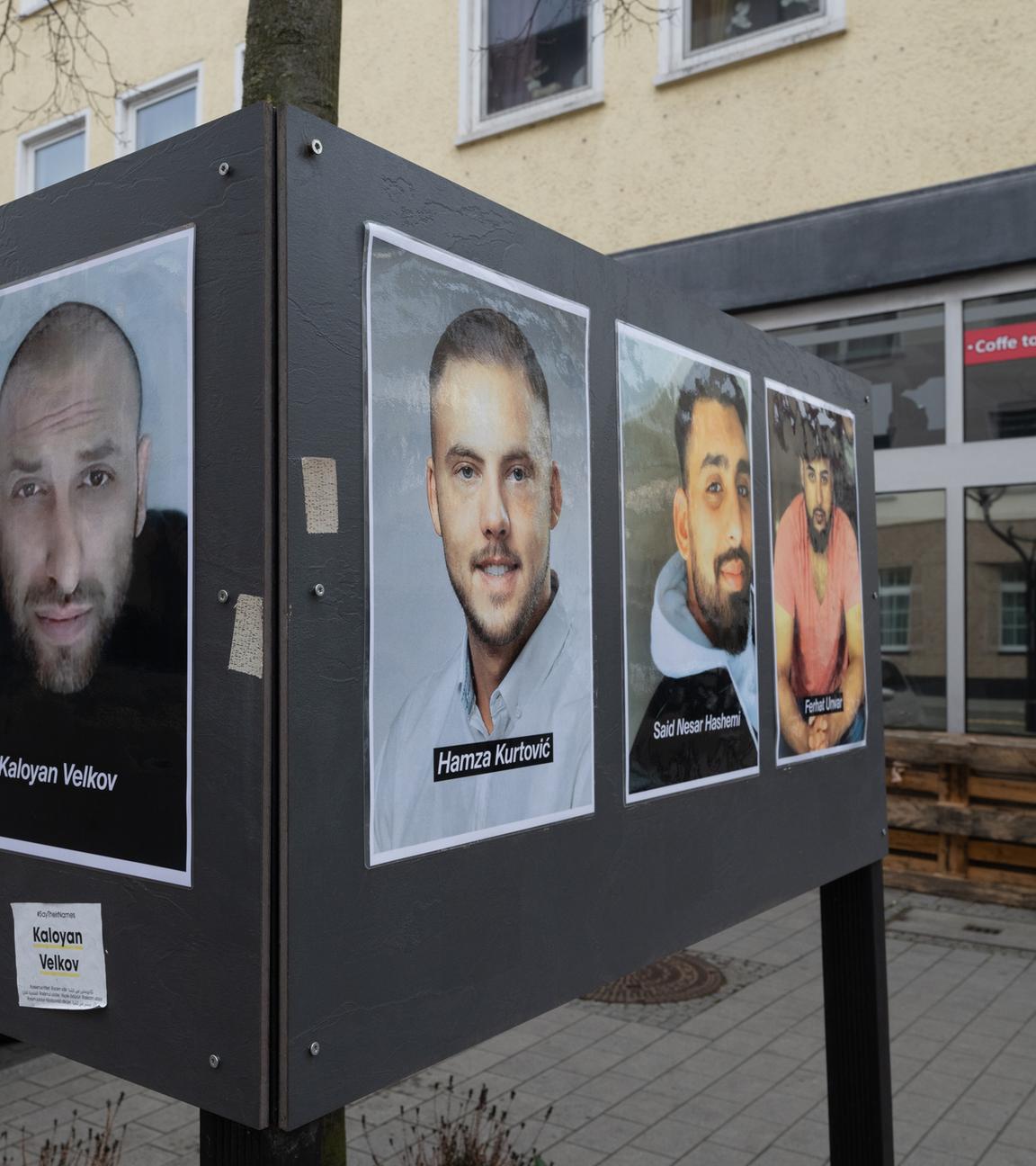 Fotos der Opfer erinnern auf dem Heumarkt in Hanau an die Opfer des rassistischen Anschlags im Jahr 2020.