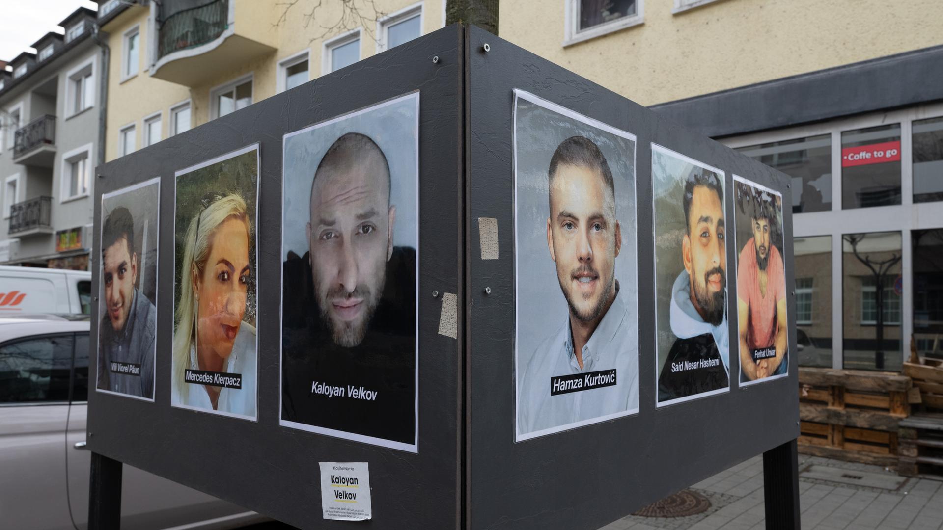 Fotos der Opfer erinnern auf dem Heumarkt in Hanau an die Opfer des rassistischen Anschlags im Jahr 2020.