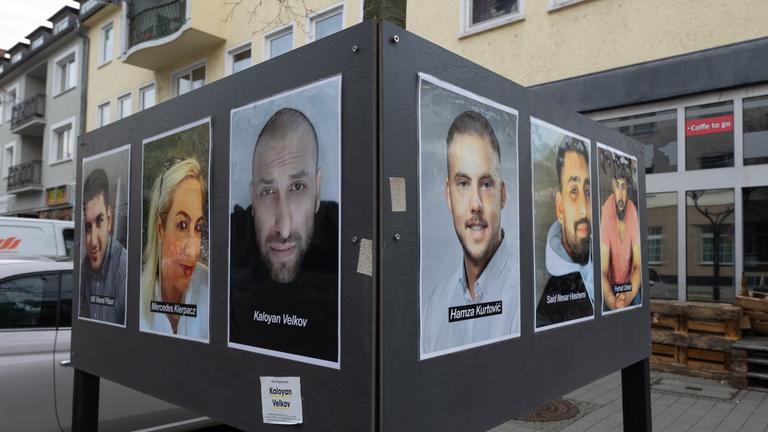 Fotos der Opfer erinnern auf dem Heumarkt in Hanau an die Opfer des rassistischen Anschlags im Jahr 2020.
