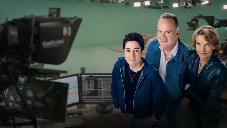 Drei Personen (Dunja Hayali, Christian Sievers und Marietta Slomka) stehen in der grünen Kulisse eines Nachrichtenstudios. Im Hintergrund Kameras, Bildschirme, ein Pult.
