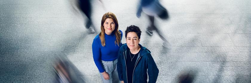 Helene Reiner und Dunja Hayali in "heute journal - der Podcast"