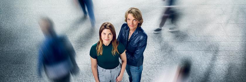 Marietta Slomka (l.) und Helene Reiner (r.) in "heute journal - der Podcast"