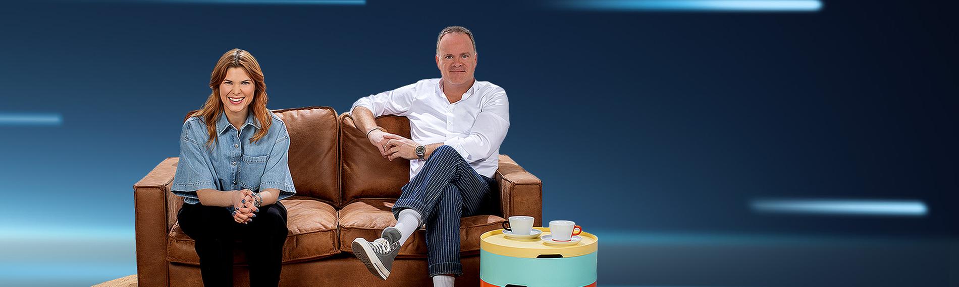 Auf einen Couch vor blauem Hintergrund sitzen Helene Reiner und ZDF-Moderator Christian Sievers: Typical für den "heute journal"-Podcast