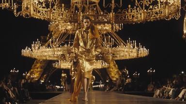 Goldener Glitzer bei Pariser Fashion Week