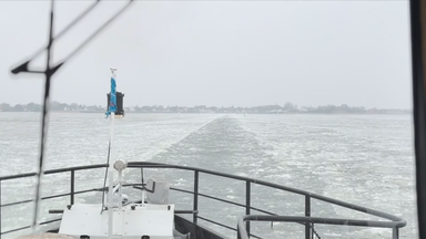 Hiddensee: Eis sorgt für Notfahrplan