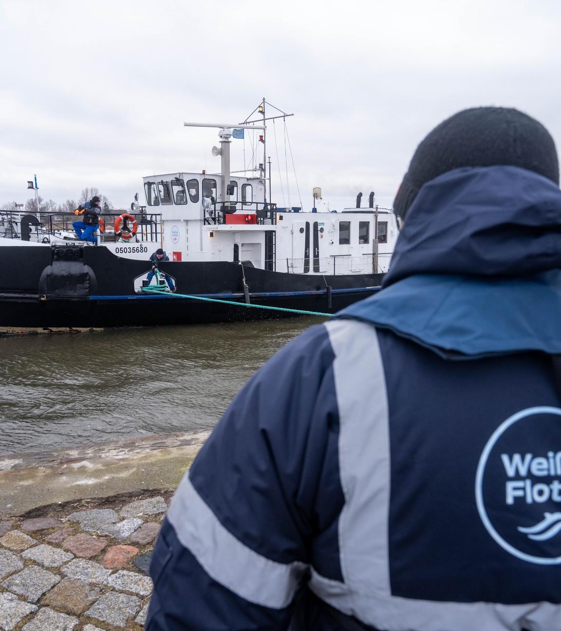 man sieht die Ersatzfähre auf dem Wasser