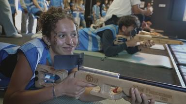 Eine Jung Frau hält ein Laser-Gewehr in der Hand