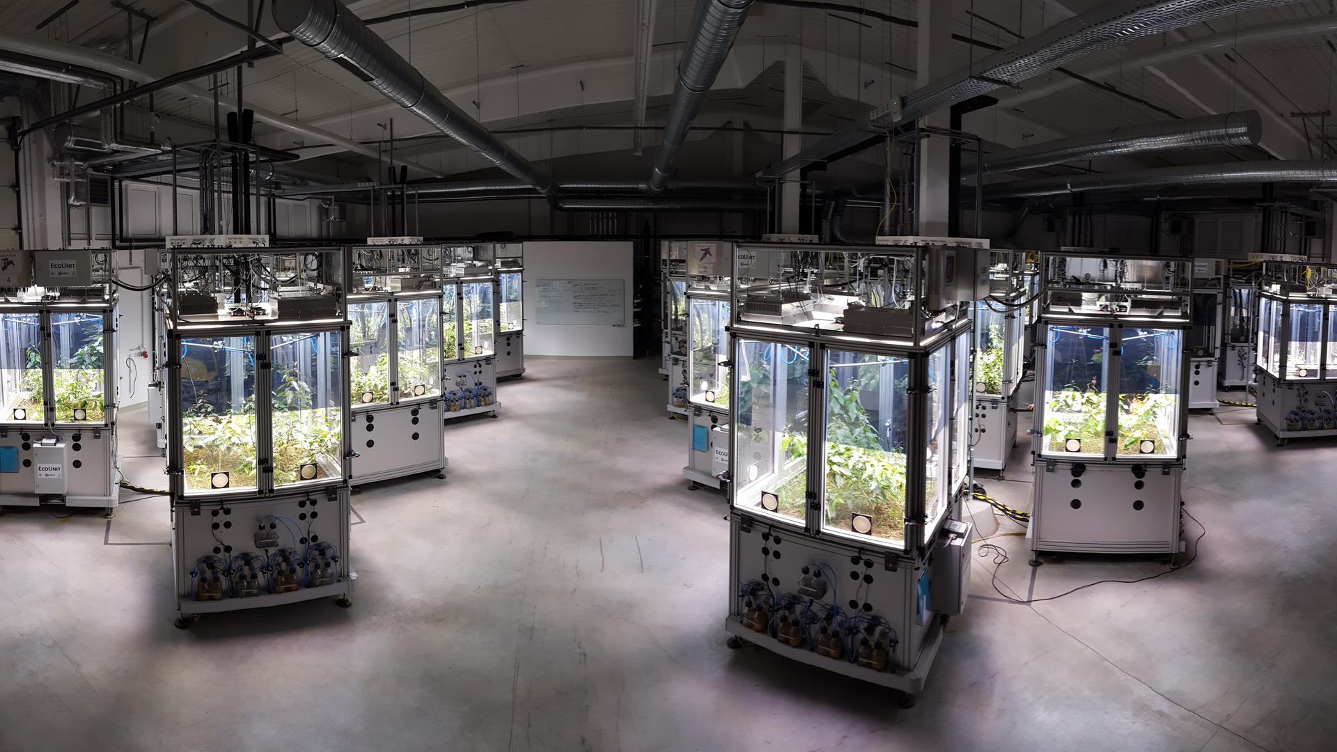 b)	In diesen High-Tech-Versuchskammern werden unterschiedlichste Szenarien simuliert