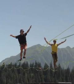 Zwei Teilnehmer laufen auf jeweils einer Highline.
