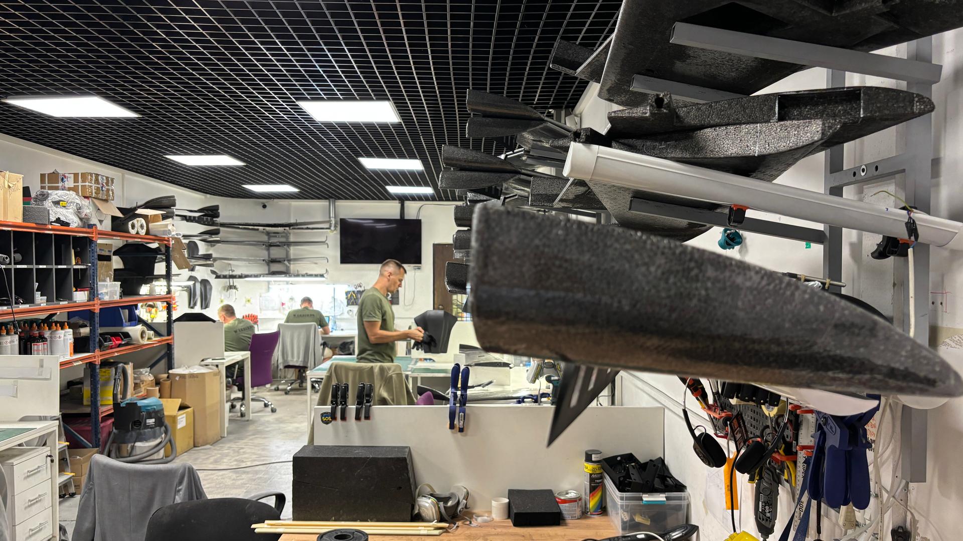 Es ist eine Werkstatt zu sehen, in der Hightech-Waffen für den Krieg in der Ukraine gebaut werden.