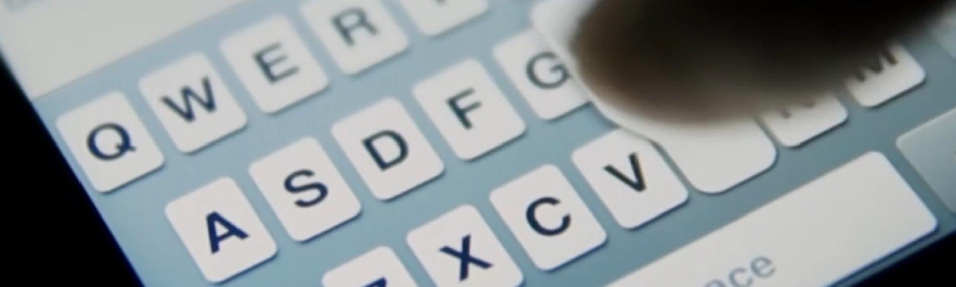 "Hightech Revolution - Sternstunden der Technik: Smartphone": Nahaufnahme einer Tastatur auf dem Display eines Smartphones und ein Finger, der auf die Tastatur tippt.