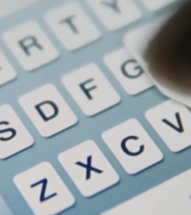 "Hightech Revolution - Sternstunden der Technik: Smartphone": Nahaufnahme einer Tastatur auf dem Display eines Smartphones und ein Finger, der auf die Tastatur tippt.