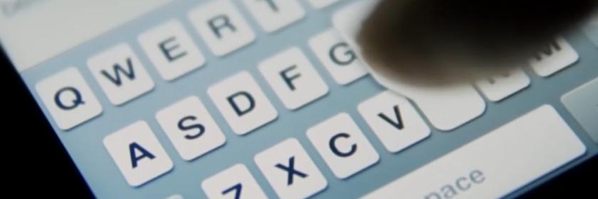 "Hightech Revolution - Sternstunden der Technik: Smartphone": Nahaufnahme einer Tastatur auf dem Display eines Smartphones und ein Finger, der auf die Tastatur tippt.