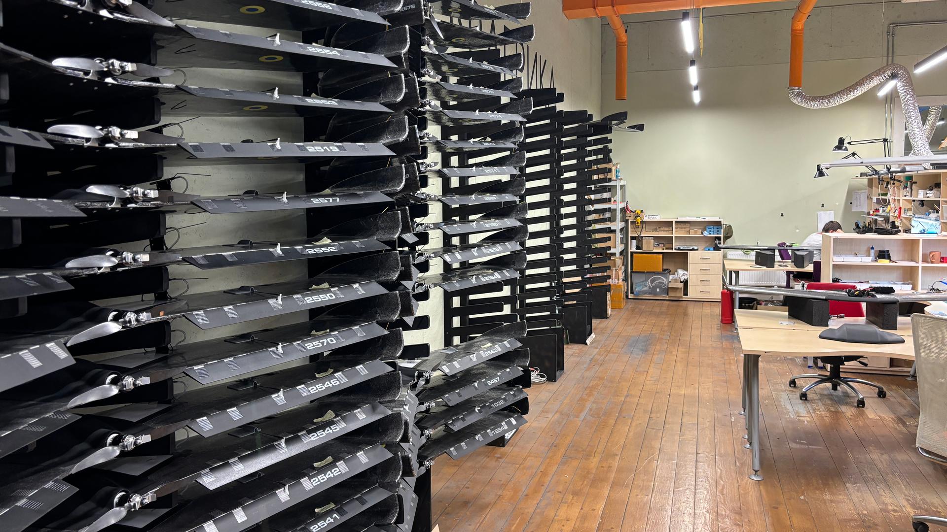 Es ist eine Werkstatt zu sehen, in der Hightech-Waffen für den Krieg in der Ukraine gebaut werden.