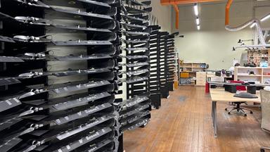 Es ist eine Werkstatt zu sehen, in der Hightech-Waffen für den Krieg in der Ukraine gebaut werden.