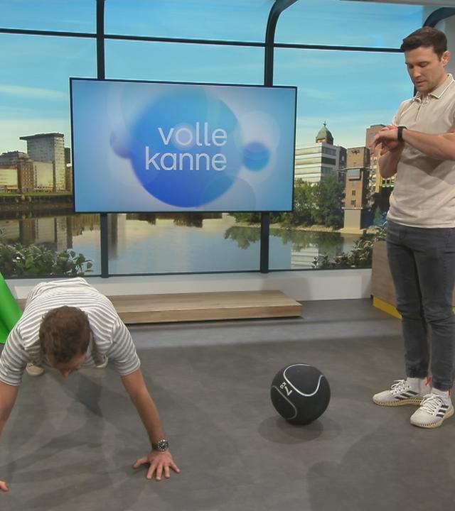 Christophe Lambert und Florian Weiss führen ein HIIT durch