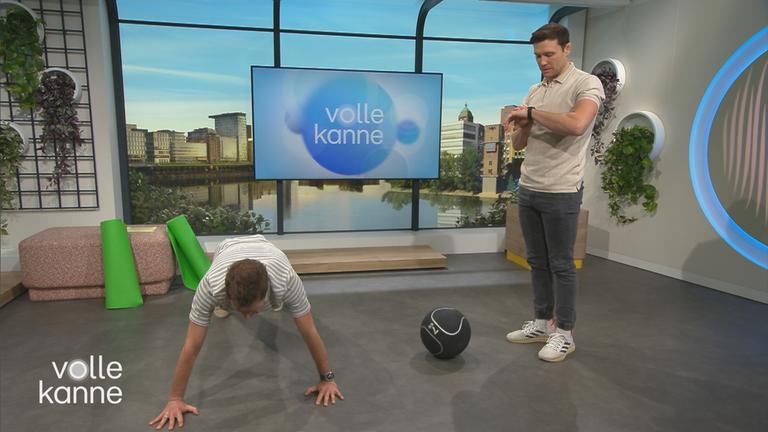 Christophe Lambert und Florian Weiss führen ein HIIT durch