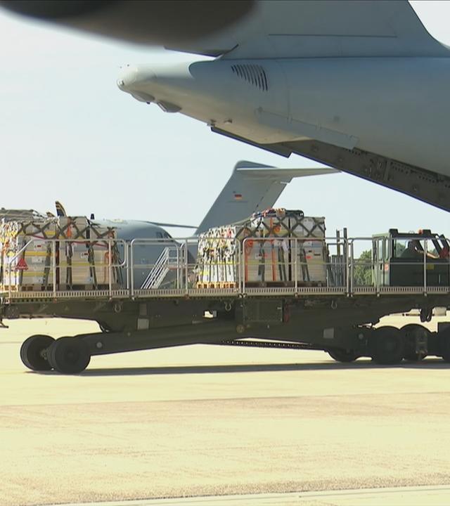 Flugzeug mit Hilfspaketen