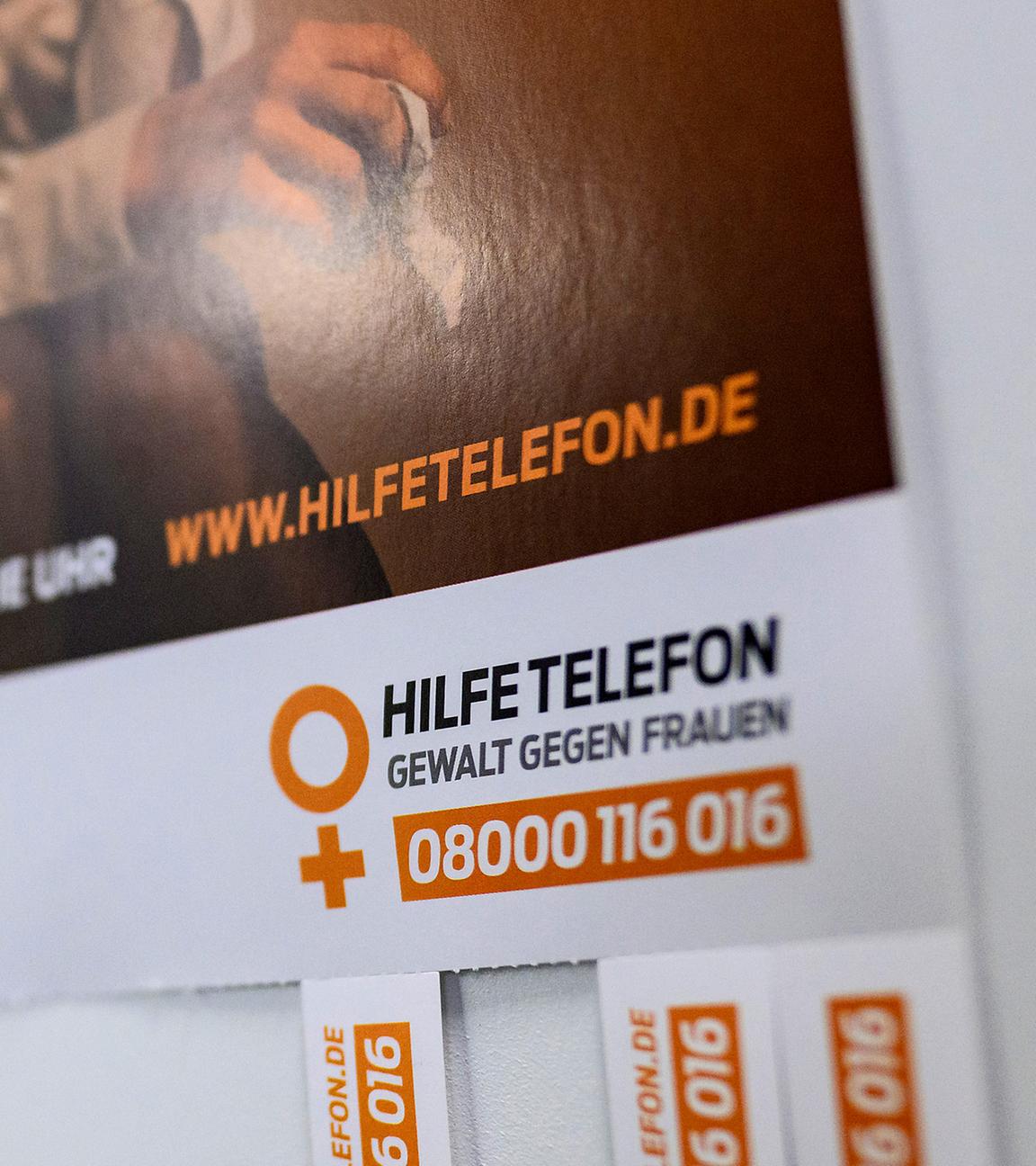 Archiv: Ein Plakat mit Informationen zum Hilfetelefon für Gewalt gegen Frauen hängt an einer Tür