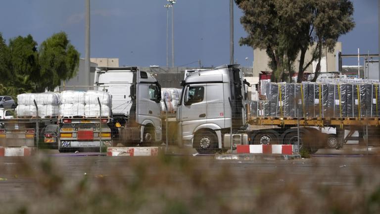 Nahostkonflikt: Hilfsgüterlieferungen für den Gazastreifen am Kerem Shalom Grenzübergang am 15.10.2025.