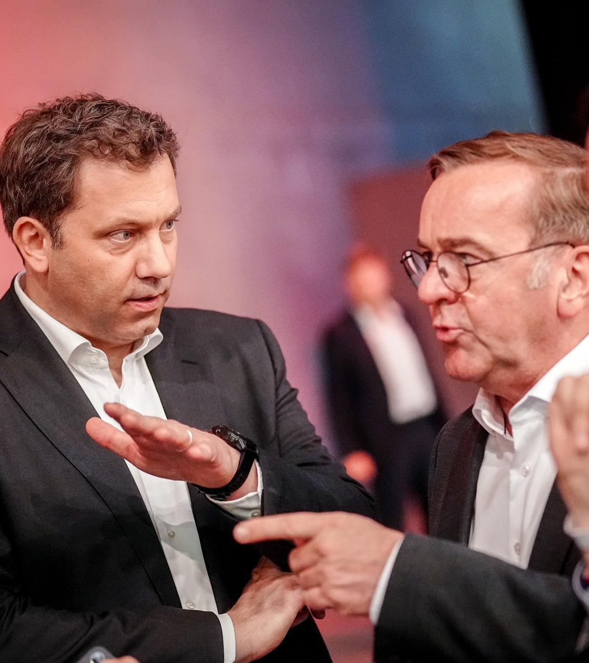  Bundesminister der Verteidigung, und Lars Klingbeil (SPD), Bundesminister der Finanzen, Vizekanzler und SPD-Bundesvorsitzender, nehmen am SPD-Bundesparteitag teil.