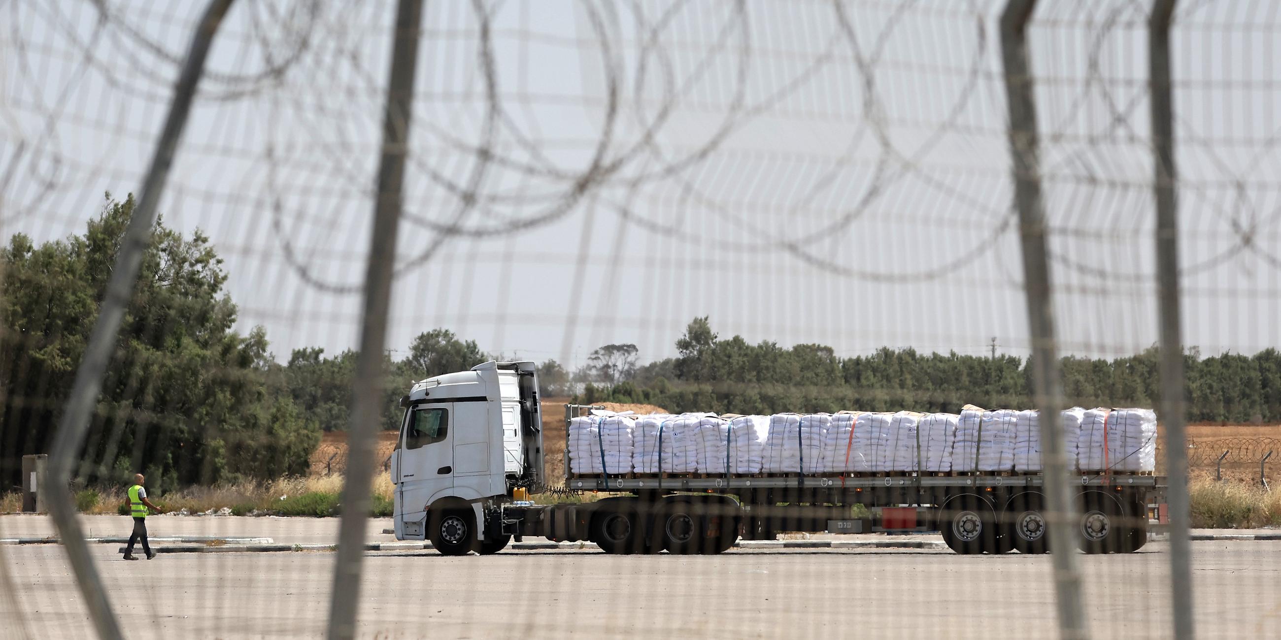 Ein Hilfslastwagen des Welternährungsprogramms am Grenzübergang Kerem Shalom nahe der Grenze zum Gazastreifen im Süden Israels, aufgenommen am 19.05.2025