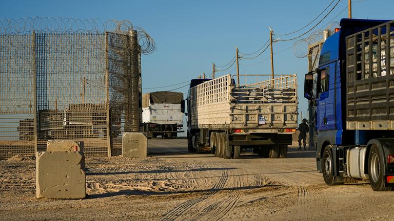 Israel, Erez: Mehrere Lastwagen mit humanitären Hilfsgütern überqueren den Grenzübergang Erez im Süden Israels in den Gazastreifen.